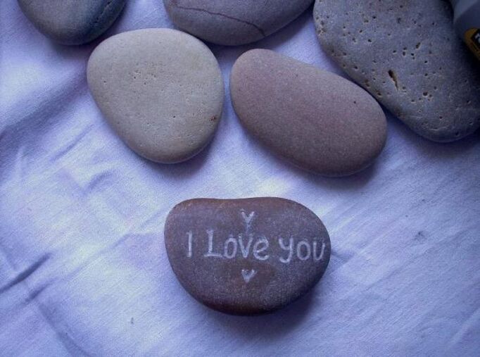 batu sebagai azimat cinta