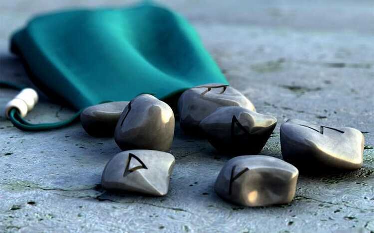 kantung dengan rune sebagai azimat untuk nasib baik